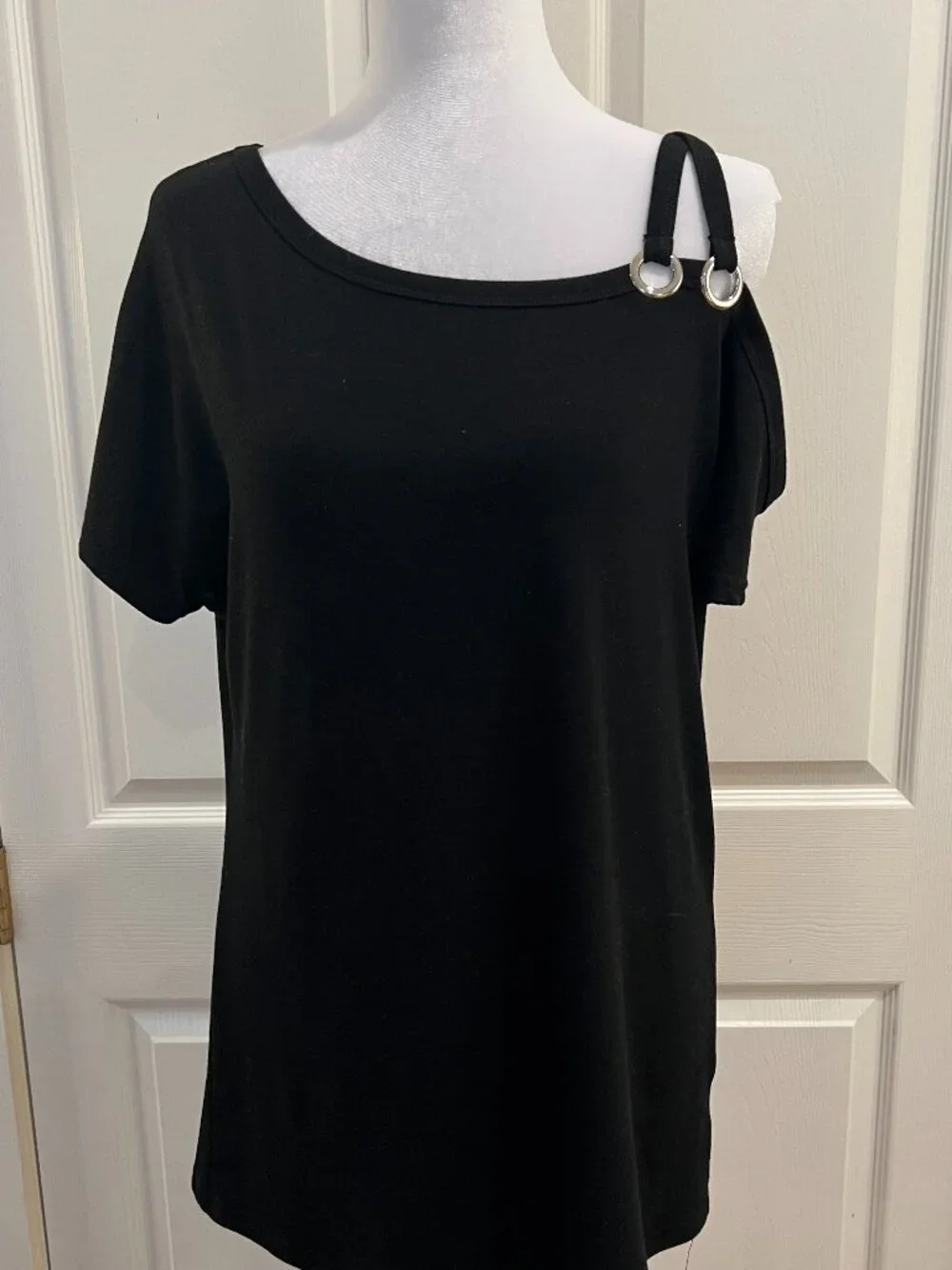 VKEGNIO Black Criss-Cross Cold Shoulder Top Medium